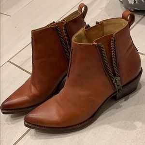 Frye Chelsea boots: Sacha moto